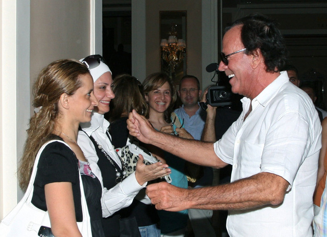 Las fans (siempre mujeres) esperan ansiosas la llegada de Julio Iglesias a Damasco. 2008. 