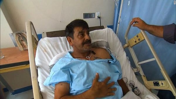 Martín Méndez recuperándose de las heridas en una sala de un hospital en Ciudad de México. (CNN)