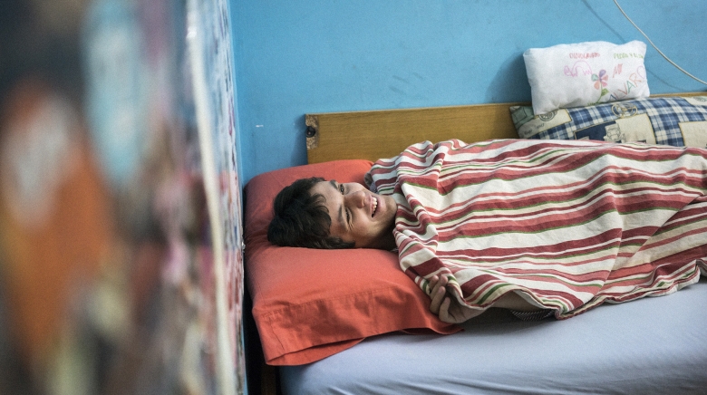 Álvaro en su dormitorio.