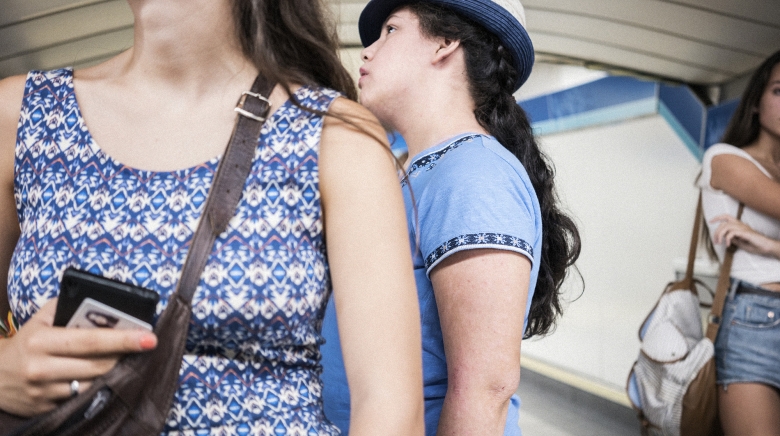 Alicia esperando al metro.