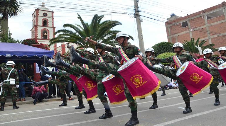 Desfiles cívicos-militares engalanan Tiquipaya. | Hernan Andia