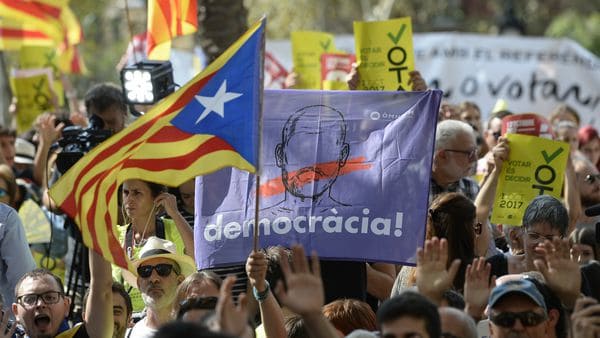 Los independentistas reaccionaron manifestándose en la calle (AFP)