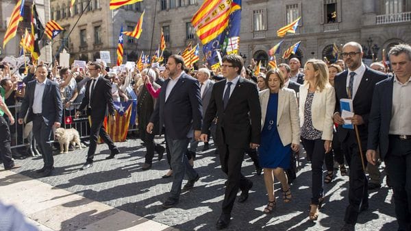 Carles Puigdemont encabeza la concentración de alcaldes para protestar por las actuaciones de la Fiscalía contra el referéndum (EFE/Quique García)