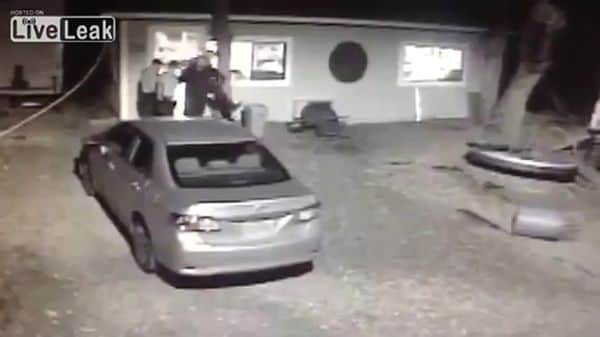 Lawrence Faulkenberry recibió a los policías con los brazos en alto