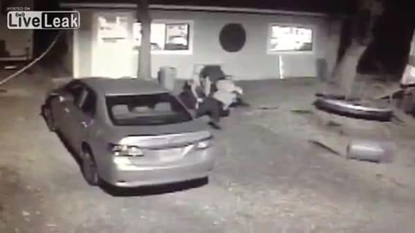 Los oficiales lo tiraron al suelo a pesar de que no ofreció resistencia