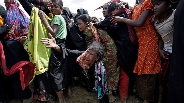 Los rohinyás desbordan los campos en Bangladesh (Reuters)