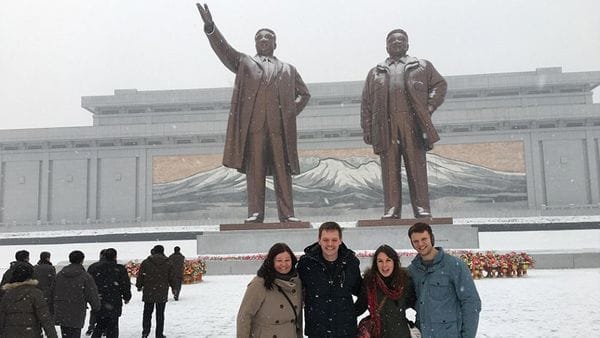 Otto junto a un grupo de jóvenes en el monumento a Kim Jong-un