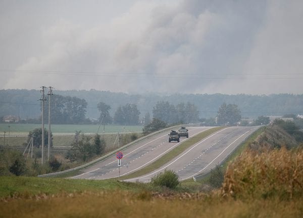Carros del ejército evacuan la zona del desastre. (REUTERS/Gleb Garanich)