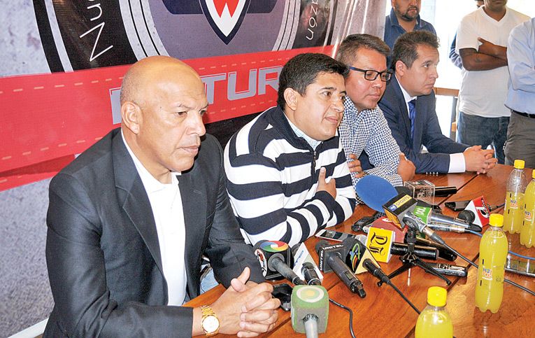 EL PERUANO ROBERTO MOSQUERA (I) DURANTE LA CONFERENCIA DE PRENSA. NOÉ PORTUGAL