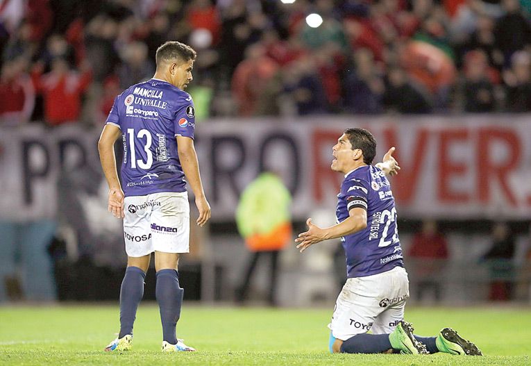 EL CAPITÁN EDWARD ZENTENO (D) REGAÑA A SU COMPAÑERO DANIEL MANCILLA EN EL PARTIDO ANTE RIVER PLATE. EFE