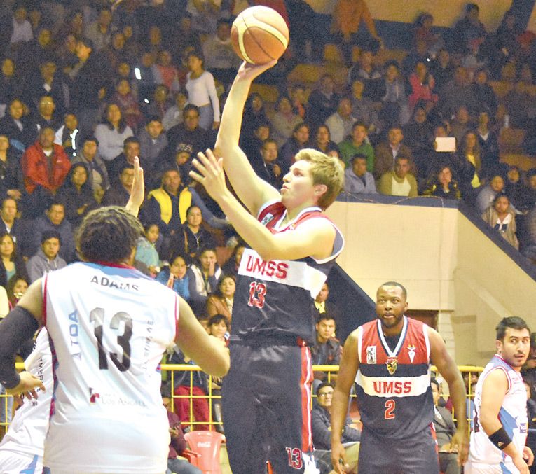 DIEGO EL CHOCO OLGUÍN, EN UNA DE SUS ACCIONES HÁBILES CON EL CLUB SAN SIMÓN. DICO SOLÍS