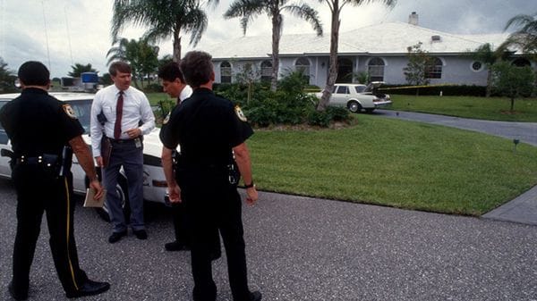 El asesinato de Marlene Warren conmovió al exclusivo vecindario Aero Club en Wellington, Palm Beach, Florida. Oficiales del Departamento de Policía recaudan pruebas en la entrada de la vivienda