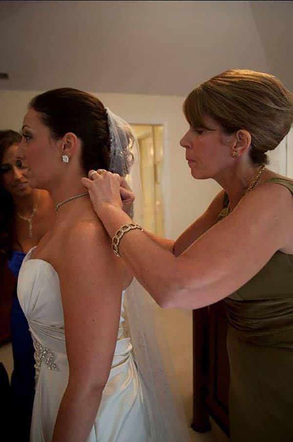 Hannah el día más importante de su vida, ayudada por su madre. Ésta luego tendría un affaire con el marido de su hija