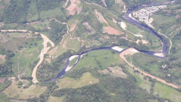 Toma aérea de la contaminación de las aguas del río tras el atentado terrorista del ELN (Ecopetrol)