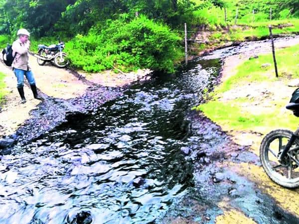 Así se ve una quebrada, que antes era de aguas cristalinas, tras la voladura del oleoducto. (Defensoría del Pueblo de Colombia)