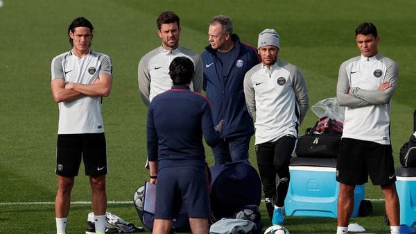 Cavani y Neymar, divididos por el capitán Thiago Motta en el entrenamiento del Paris Saint Germain (Reuters)