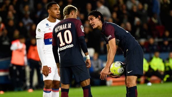 Neymar y Edinson Cavani se pelearon por la ejecución de un penal en el partido ante Lyon