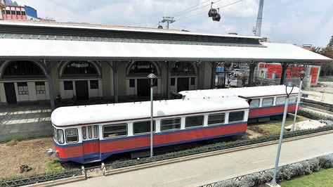 Dos de los tres vagones de tren que serán habilitados como cafés en la Estación Central del teleférico.