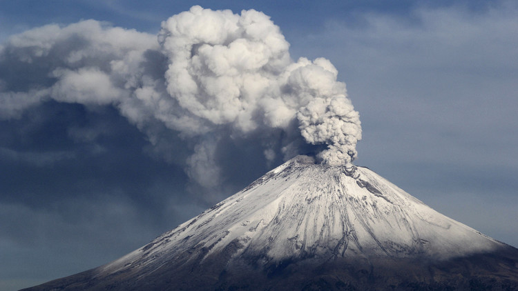 Exhalaciones del volcán Popocatépetl lanzan cenizas al centro de México