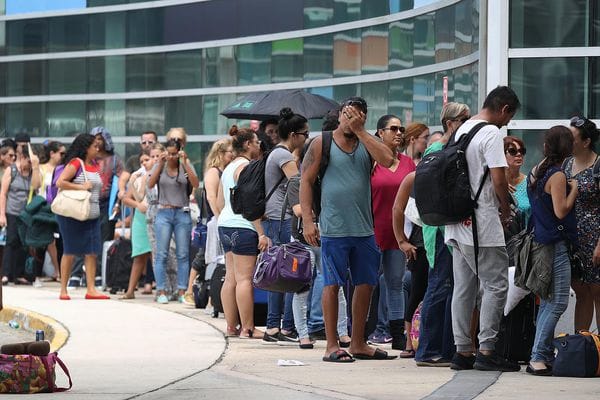 Los puertorriqueños llevan días esperando para volar hacia Miami.(Joe Raedle/Getty Images)