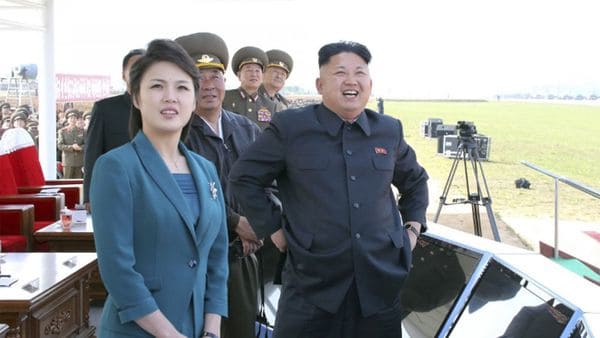 Ri Sol-ju junto a Kim Jong-un durante pruebas aéreas militares en 2014 (Reuters)