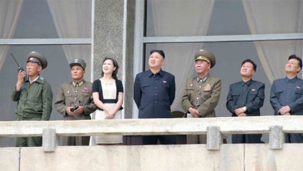 Otro acto militar. La esposa de Kim Jong-un siempre elige los tonos pastel para sus prendas. Eso sí, su colección está conformada por ropa de Dior y Chanel (Reuters)