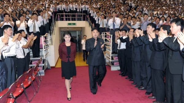 Sonriente y sin salirse del protocolo ni un milímetro. Ri Sol-ju es llamada “camarada” por los medios propagandísticos de Corea del Norte (Reuters)