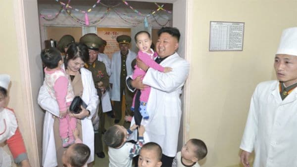 Kim Jong-un y su esposa Ri Sol-ju durante una visita al Hospital General Taesongsan (Reuters)