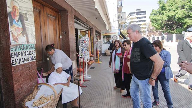 Se sienta frente a la Casa Histórica todo el día y tiene ayudantes que le rellenan la canasta