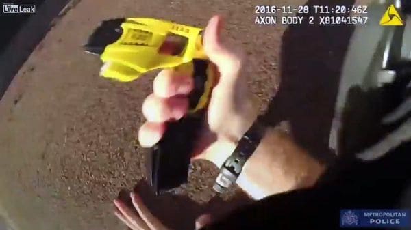 La taser con la que el policía se defendió del perro