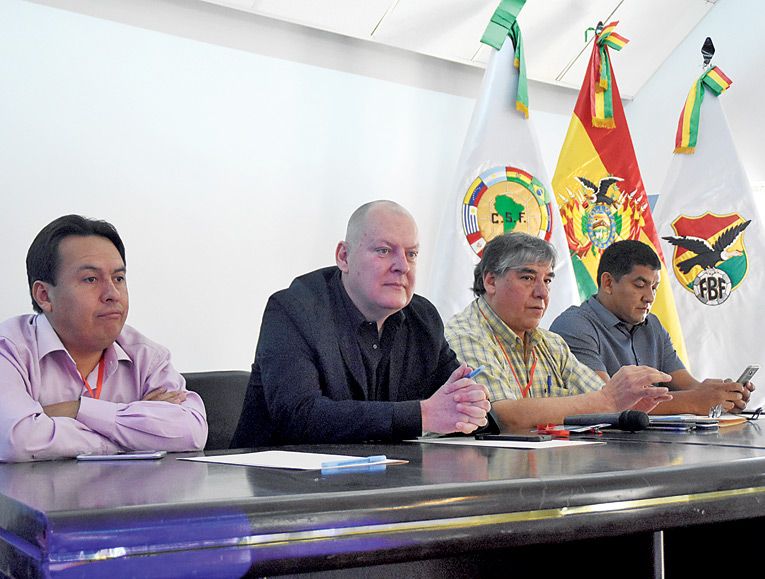 LOS DIRIGENTES DEL COMITÉ EJECUTIVO DE LA FEDERACIÓN BOLIVIANA DE FÚTBOL. DICO SOLÍS