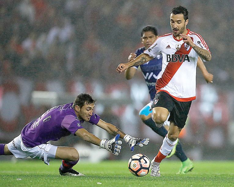 RAÚL OLIVARES (I) INTENTA FRENAR LA JUGADA DE ATAQUE DEL DELANTERO DE RIVER PLATE IGNACIO SCOCCO. EFE