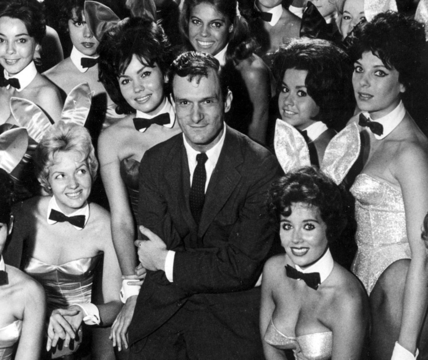 Hugh Hefner en 1963, rodeado por algunas de las conejitas del club Playboy de Chicago.