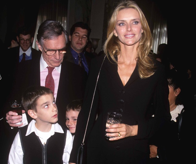 Kimberley Conrad en 2009 junto a su ex marido Hugh Hefner y los dos hijos de ambos, Marston y Cooper.