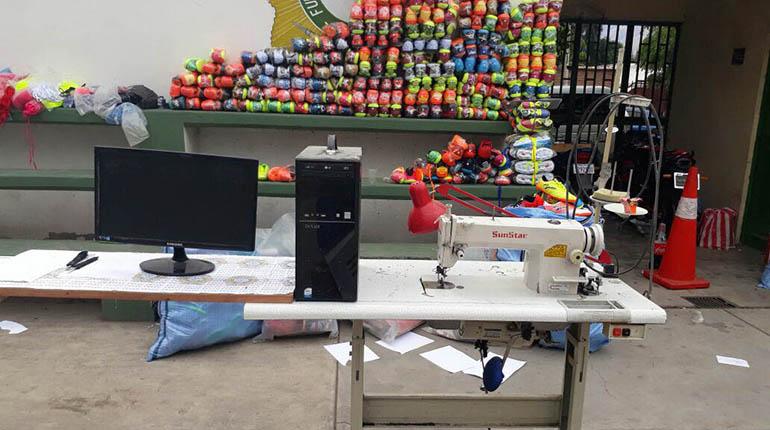 Maquinaria y zapatillas Guti falsas decomisadas ayer. | Prensa en Imágenes