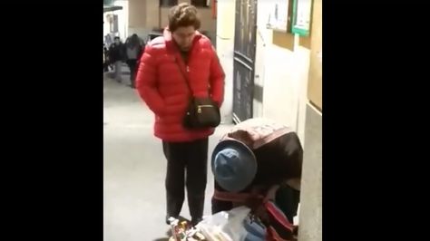 Momento en que la funcionaria de la UMSA procede a desalojar a comerciante potosina de la UMSA.