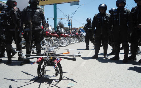 Policías en El Alto observan un drone para uso en seguridad ciudadana