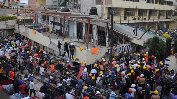 Rescatistas y voluntarios trabajan en las tareas de rescate en el Colegio Enrique Rebsamen . (EFE/STR)