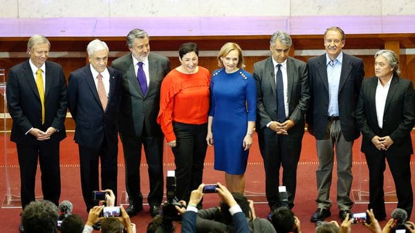 Los candidatos presidenciales chilenos Jose Antonio Kast, Sebastian Pinera, Alejandro Guillier, Beatriz Sanchez, Carolina Goic, Marco Henriquez-Ominami, Eduardo Artes y Alejandro Navarro, durante el debate en Valparaiso, Chile