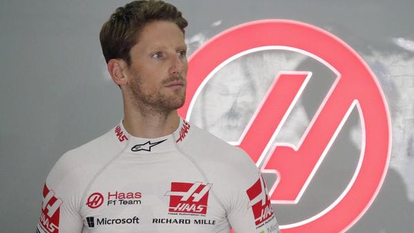 Romain Grosjean sufrió un accidente a 300 km/h en los entrenamientos libres del Gran Premio de Malasia (AP)
