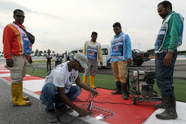 Las autoridades dieron por finalizada la jornada tras el accidente de Romain Grosjean (AFP)