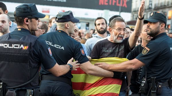 Manifestantes pro independencia chocan con la policía (Reuters)