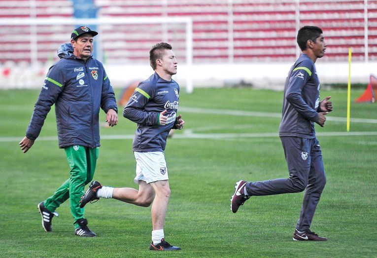 EL SELECCIONADOR MAURICIO SORIA (I) DIRIGE LAS PRÁCTICAS DE ALEJANDRO CHUMACERO (C) Y RAÚL CASTRO, EN LA PAZ. APG