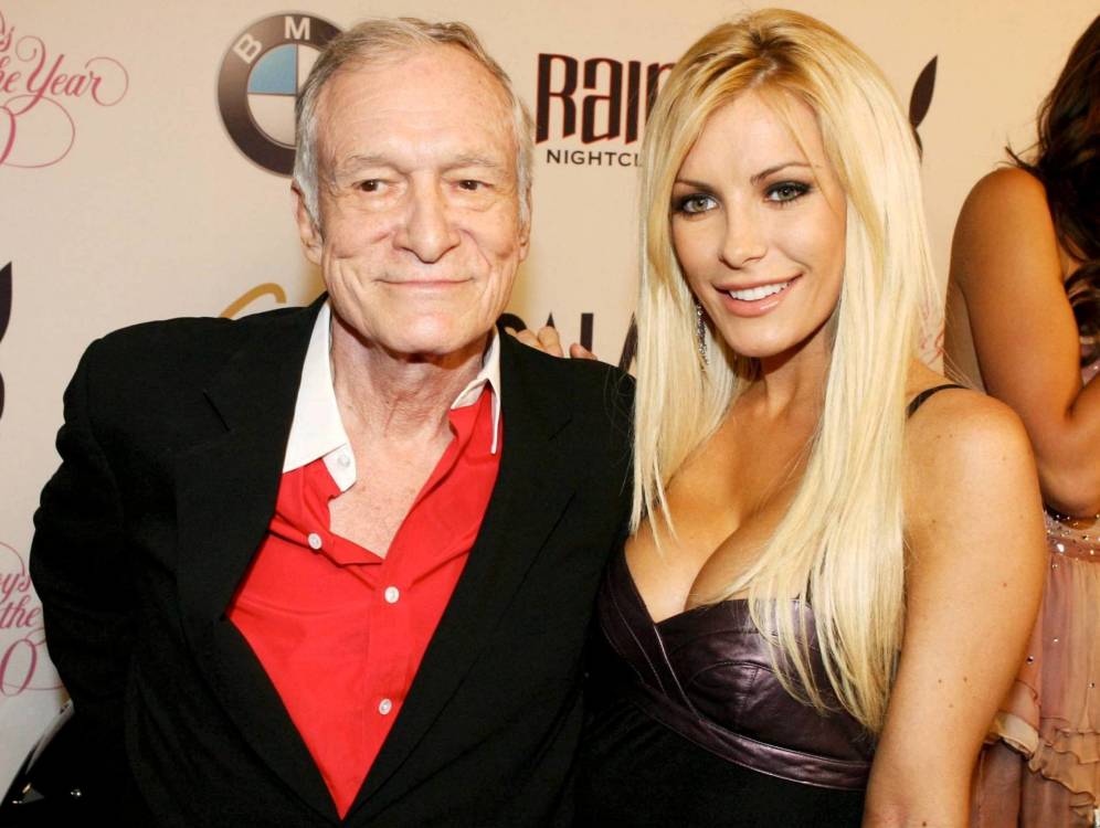 Foto: Hugh Hefner y una de sus múltiples parejas, la modelo Crystal Harris. (Cordon Press)