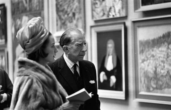 30 de abril de 1965: Jean Paul Getty (1892 – 1976) duratne una visita privada a una colección de arte en Londres con su secretaria Robina Lund (Getty Images)