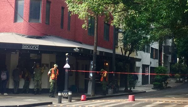 La policía corta el paso en la zona de Condesa, una de las más afectadas por el terremoto y con más comercios cerrados. (fotos: Elia Baltazar)