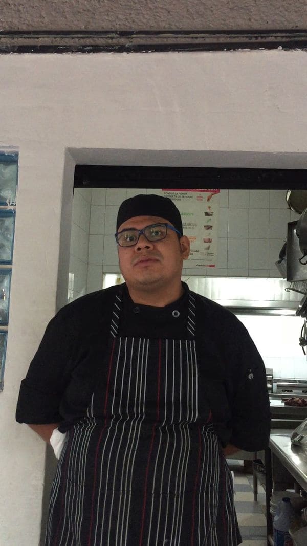 Ivan, chef del restaurante Second, que también está trabajando muy por debajo de su ritmoo tras el terremoto. “Los vecinos se han ido”, se lamenta.