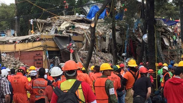 Rescatistas mexicanos entre los escombros del terremoto en Ciudad de México.