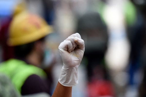 Los puños en alto que daban la esperanza de haber encontrado sobrevivientes. (Foto: AFP)