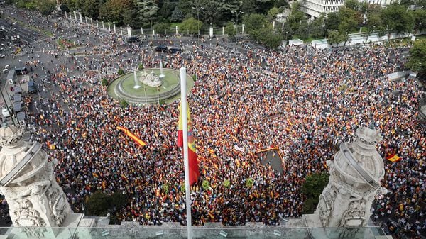 Miles de personas salieron a las calles contra el referéndum catalán (Reuters)